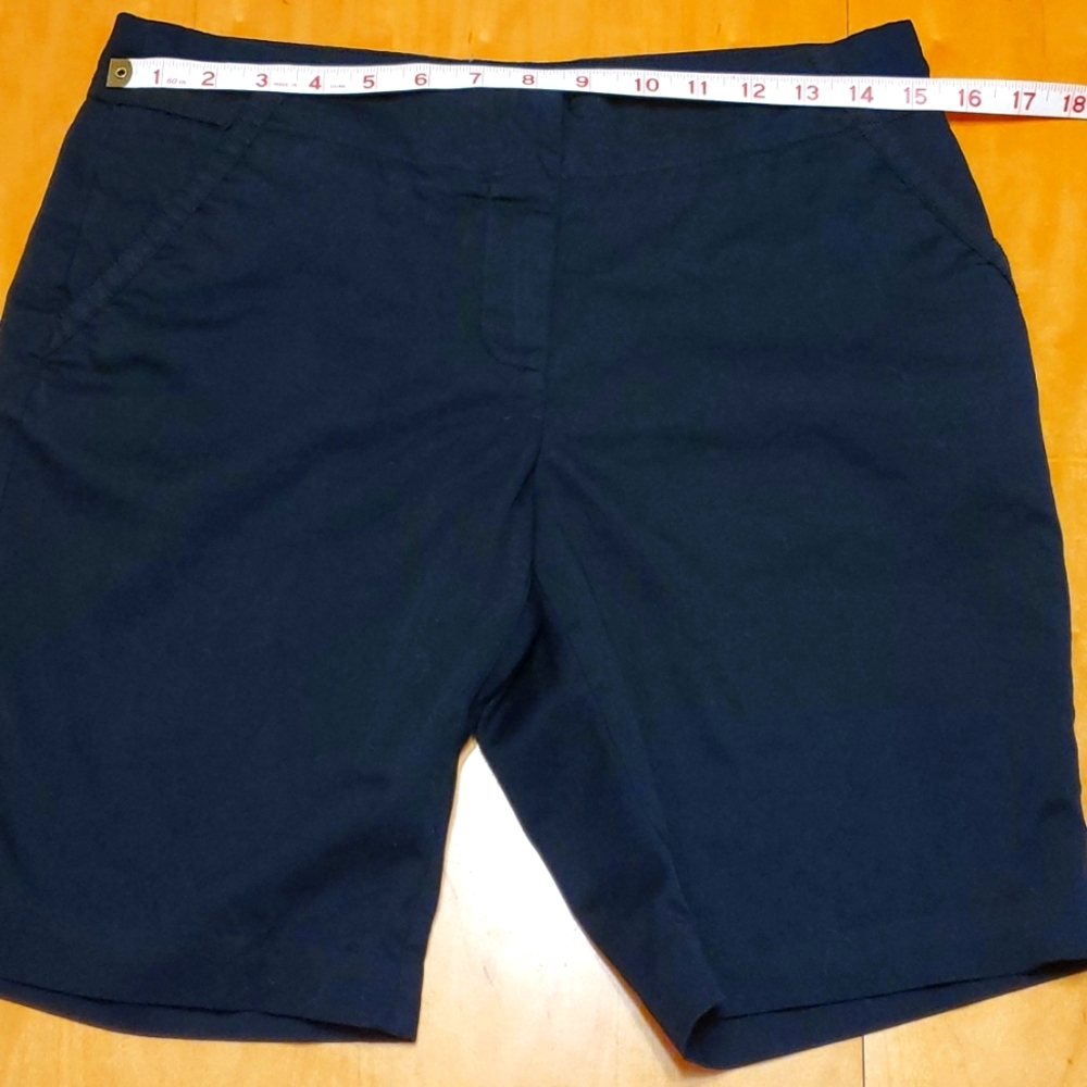 Simply Vera Vera Wang dress shorts, size 6* all black & pockets
